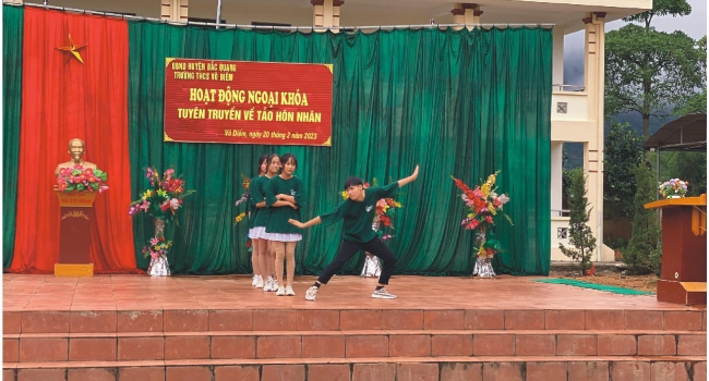 Liên đội THCS Vô Điếm tổ chức hoạt động ngoại khoá tuyên truyền về tảo hôn nhân ngày 20/2/2023 với sự tham gia đông đủ của cán bộ giáo viên nhân viên và học sinh trong nhà trường.